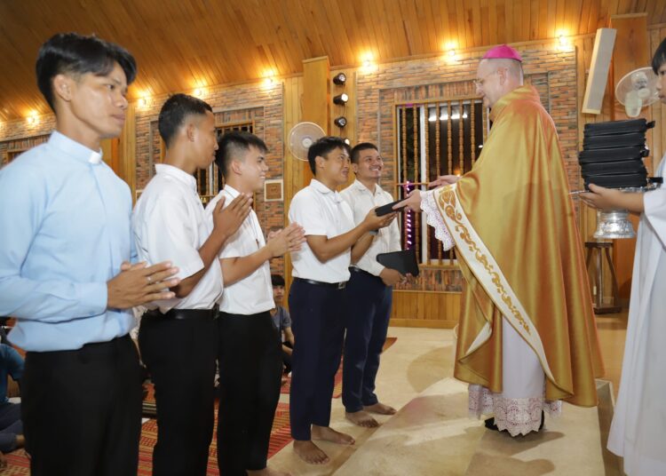 Cambodia: Bishop Schmitthaeusler opens academic year of Propaedeutic and seminary 